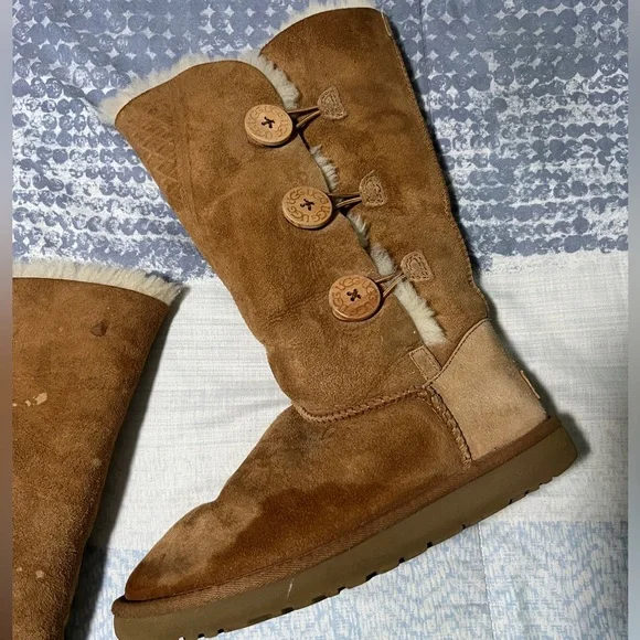 USED** UGG. 7 Bailey Button Triplet II Tall Sheepskin Wool Boots in Chestnut - Picture 3 of 11